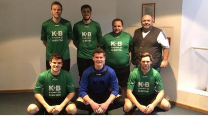 Bild: gel
Beim Schiedsrichter-Futsalturnier in Neumarkt überraschten die Amberger Referees mit Platz eins. Stehend von links: Julian Roidl (DJK Ensdorf), Thomas Ehrnsperger (1.FC Rieden), Thomas Hüttner (1.FC Schlicht) und Obmann Thomas Gebele. Kniend von links: Jonas Kohn (SC Germania Amberg), Felix Hahn und Philipp Götz (beide TSV Theuern).