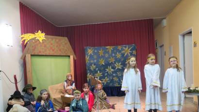 Bild: jzk
Die biblische Geschichte von der Herbergssuche bis zur Geburt des Jesuskindes im Stall von Bethlehem stellen die Buben und Mädchen von der Schulspielgruppe szenisch dar.
