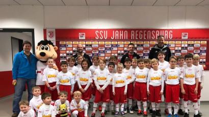 Bild: jp
Die Kinder des TuS Kastl, SV Illschwang und des ASV Schwend waren im Fußballspiel von Jahn Regensburg gegen den 1. FC Köln die Einlaufkinder – ein Höhepunkt im Leben der jungen Menschen.