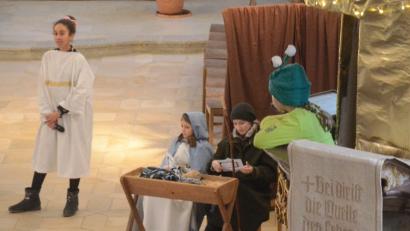 Bild: Kunz
Ein kleiner, grüner Außerirdischer beobachtet beim Krippenspiel in St. Michael von seinem Raumschiff aus die Geburt Jeus.