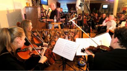 Bild: Hirsch
Im voll besetzten Saal der Brauereiwirtschaft gaben Andreas Schaumberger und Michael Schulz mit Freunden eine Neuauflage der Kultveranstaltung "Der 23ste".