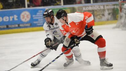 Bild: brü
9:5 gewinnt der ERSC, hier mit Bernhard Keil, rechts) sein zweites Heimspiel am Vorweihnachtswochenende gegen den SE Freising.