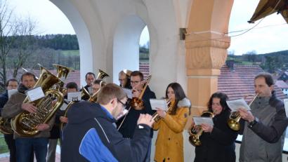 Bild: ga
Die Blaskapelle Auerbachtal lud mir weihnachtlichen Liedern vom Portal der Unterauerbacher Pfarrkirche musikalisch zur Christmette ein.