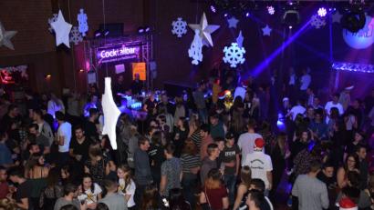 Bild: fla
Viele junge Leute kommen am Samstagabend in die Stadthalle, um bei der "Mad Christmas Party" richtig abzufeiern.