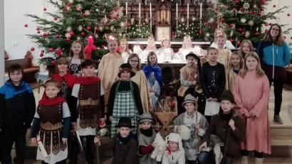 Bild: Kunz
Zur Kinderchristmette hatte Gemeindreferentin Claudia Stöckl ein Krippenspiel vorbereitet, das die Zeitspanne vom Propheten Jesaja bis zur Geburt in der Krippe von Bethlehem umfasste.