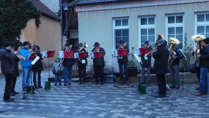 Bild: fam
Der Psoaunenchor Etzenricht stimmt auf den bevorstehenden Heiligen Abend ein.