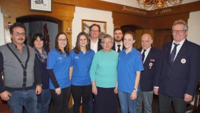 Bild: mmj
Bereitschaftsleiter Hans Eichstetter (rechts), Bürgermeisterin Birgit Höcherl (Zweite von links) und Kreisbereitschaftsleiter Willi Klein aus Nittenau (Fünfter von links), ehrten langjährige Mitglieder der Rotkreuzgemeinschaft Schönsee. Ihnen gratulierte auch Weidings Bürgermeister Manfred Dirscherl (links).