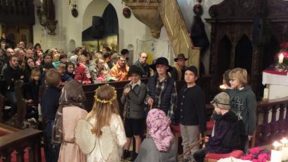 Bild: soj
Die Kommunionkinder bringen in der voll besetzten Pfarrkirche die Weihnachtsgeschichte näher.