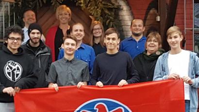 Bild: exb
Sie haben viel vor im neuen Jahr. Die „Falken“ in Weiden mit ihrem neuen Vorsitzenden Matan Malka (erste Reihe, Zweiter von rechts) wollen sich weiter gegen Ausgrenzung aller Art einsetzen.