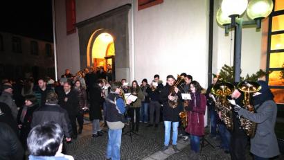 Bild: fvo
Die Bläsergruppe der Trachtenkapelle unter Leitung von Josef Pflaum spielt am Kirchplatz für die Gläubigen.