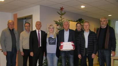 Bild: öt
Altbürgermeister Günther König (von links), Ortsvereinsvorsitzender Robert König, Bürgermeister Peter König, Fraktionssprecher Dieter König sowie die Gemeinderatsmitglieder Oswald Geisler und Hans Englmann überbringen den Senioren zu Weihnachten Geschenke. Unsere Aufnahme zeigt sie mit Hausleiterin Tina Ahrendt (Dritte von rechts) und Pflegedienstleiterin Kristina Meier (Vierte von links).