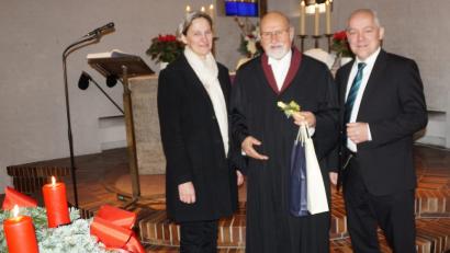 Bild: weu
Das Pfarrerehepaar Ruth und Norbert Schlinke verabschiedeten Prädikant Klaus-Dieter Zirkelbach (Mitte) aus seinem Dienst und dankten für die Arbeit.