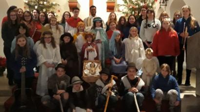 Bild: mez
Im Mittelpunkt der kleinen Andacht an Heiligabend steht natürlich das Jesukind in der Krippe. Rund 40 Kinder und Jugendliche gestalten mit Pfarrvikar Justin Kishimbe den Wortgottesdienst in der voll besetzten Herz-Jesu-Pfarrkirche.