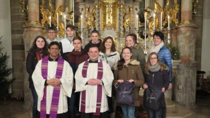 Bild: jzk
Bei der adventlichen Ministranten Feier dankt Stadtpfarrer Konrad Amschl (vorne, Bildmitte) Pfarrvikar Dr. Joseph Meenpuzhackal, Gemeindereferent Jochen Gößl, Mesnerin Regina Frank, den Gruppenleitern und den beiden Oberministrantinnen Alina Hierlein und Jennifer Zapf (vorne von rechts).