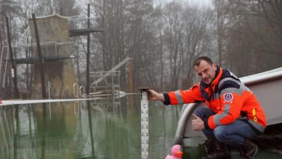 Bild: bkr
Noch schwimmt nur die Ente der Tochter von Bademeister Kai Wolf im Naturerlebnisbad. Besucher aus dem ganzen nordbayerischen Raum werden wieder erwartet.