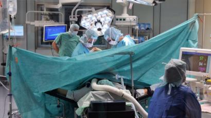 Bild: exb
In den neuen Operationssälen der Klinik Lindenlohe wird auf höchstem medizinischen wie technischen Niveau gearbeitet.