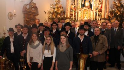 Bild: aun
Beim Adventssingen in der Pfarrkirche St. Vitus Utzenhofen wirken mit: „II Coretto Utzenhofen (vorne), ein Blechbläserensemble der Trachtenkapelle Hohenburg (stehend) und der MGV Kastl-Schwend (hinten) sowie Pfarrer Josef Kanovsky (zweite Reihe, rechts) und Leiter Wolfgang Herdegen.