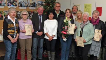 Bild: Dobmeier
Unter den – von Vorsitzender Bärbel Strobl (Vierte von links) – Geehrten beim Bund der Berliner und Freunde Berlins ist auch Landtagsabgeordnete Annette Karl (mit Blumenstrauß).