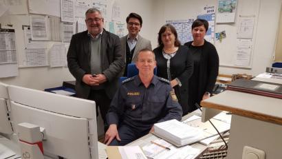 Bild: Christopher Dotzler
Polizeihauptkommissar Stefan Weinberger (vorne) freute sich über den Besuch von (hinten, von links) Bürgermeister Armin Schärtl, SPD-Kreisvorsitzenden Peter Wein, Bundestagsabgeordneter Marianne Schieder und Evi Thanheiser, Vorsitzende der SPD-Kreistagsfraktion.