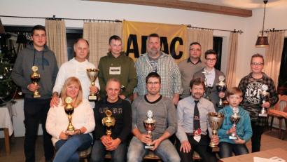 Bild: bsc
Vorsitzender Stefan Schmalzreich (hinten, Mitte) würdigt bei der Jahresabschlussfeier die sportlichen Leistungen der AC-Mitglieder, vor allem aber das Engagement bei den Arbeitseinsätzen. Die Motorsportler freuen sich über Pokale und Trophäen.