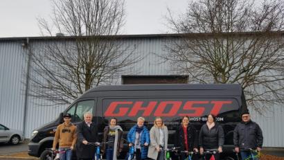Bild: Landratsamt Tirschenreuth, Peter Gold
Zwei Ghost-Mitarbeiter übergeben die Räder an den Leiter des Sozialdienstes Peter Gold (Zweiter von links) und Jugendamtsleiter Emil Slany (rechts).