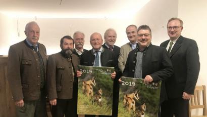 Bild: exb
Die Runde präsentiert auch gleich den neuen Kalender „Wald, Wild, Wasser“, den die Jäger mit den Fischern herausgeben. Von links Dr. Günther Baumer, Armin Joscht, Franz Brunner, Josef Wutz, Albert Robold, Walter Faltl, Hans Holler und Alexander Flierl.