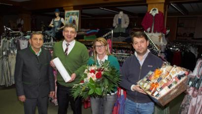 Bild: mmj
IHK-Geschäftsführer Manuel Lischka (Zweiter von links) gratuliert mit einer Urkunde Josefine Henschke zum 50-jährigen Dienstjubiläum bei Rose-Dirndl in Dietersdorf. Blumen und ein Präsent gab es für die Jubilarin von Michael Ebnet sen. (links) und Juniorchef Michael Ebnet.