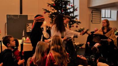 Bild: exb
Die Jugendleiter der Erlöserkirche gestalteten mit und für die Kinder ein ungewöhnliches Krippenspiel.