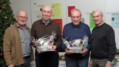 Bild: Dobmeier
Vorsitzender Manfred Kuchner (von links) überreicht Geschenkkörbe an Helmut Scharrer für 65 Jahre und Josef Groher für 60 Jahre Gewerkschaftszugehörigkeit im Fachbereich Telekom und Postdienste. Es gratuliert Bezirks-Seniorensprecher Manfred Haberzeth.