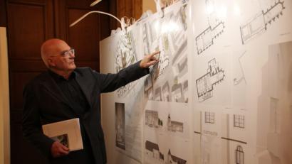 Bild: Katrin Moch
Prof. Michael Gaenssler, Vorsitzender des Preisgerichts, erläutert die Vorschläge für die Sanierung des Stadttheaters. Bis 17. Dezember waren sie im Rathaussaal ausgestellt.