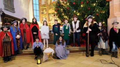 Bild: do
Ein berührendes Krippenspiel der Ministranten weist in der Kindermette am Heiligen Abend den Gläubigen in der Stadtpfarrkirche St. Laurentius den Weg zur Ankunft des Jesuskindes.