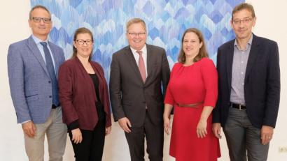 Bild: Thomas Graml, Stadt Amberg
Von links nach rechts: Kulturreferent Wolfgang Dersch, Katja Körtge, Oberbürgermeister Michael Cerny, Barbara Hauck undKulturamtsleiter Reiner Volkert.