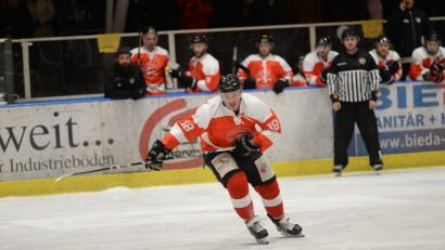 Bild: brü
Der ERSC Amberg trat zweimal in rot-weißen Trikots an, die nun nach zwei Spielen zur Versteigerung kommen.