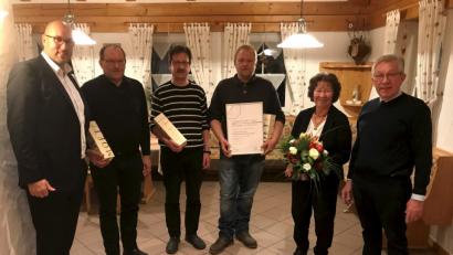 Bild: exb
Jubilarehrungen beim Autohaus Matthes: Das Bild zeigt von rechts Geschäftsführer Gerhard Matthes, die Jubilare Helga Bädermann, Andreas Schwarz, Markus Stengl und Claus Stöcker sowie Geschäftsführer Stefan Bayer.