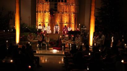 Bild: exb
Während des Lichtergottesdienstes wünschen sich sechs Wölflinge eine bessere Welt.