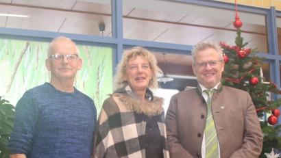 Bild: Dobler
Bäderleiter Rüdiger Frey, Mitorganisatorin Beate Kroneder-Nößner und Oberbürgermeister Andreas Feller (von links) machten Werbung für die beiden bevorstehenden "Nächte der Entspannung" im Hallenbad Dachelhofen.