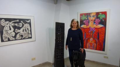 Bild: wsu
Marianne Schönsteiner-Mehr vom Kuntskabinett fühlt sich in ihrer aktuellen Ausstellung ein wenig wie im eigenen Wohnzimmer. Dazu passt auch ihr Hund.