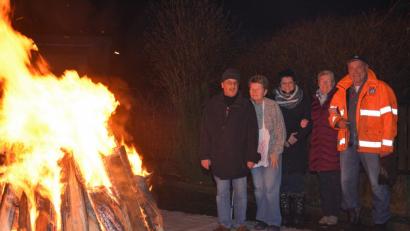 Bild: ak
Herbert Brilla (rechts) und Karin Brilla (Zweite von links) feiern die Winterwende.