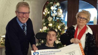 Bild: kdi
VdK-Ortsvorsitzender Sebastian Zeitler, Daniel Fischer und VdK-Kassierin Regina Zeitler bei der symbolischen Scheckübergabe.