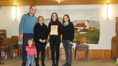 Bild: ral
Vorsitzender Andreas Schatz und die beiden Jugendleiterinnen Anja und Katja Rehorz ehrten Elena Wesnitzer für zehnjährige Mitgliedschaft.