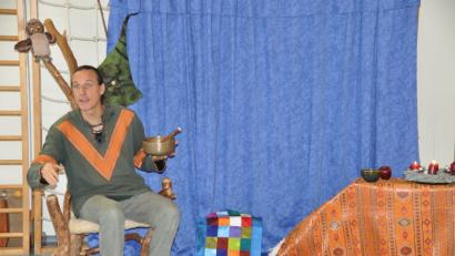 Bild: ak
Märchenerzähler Olivier Machander begeistert die Buben und Mädchen des Kinderhauses Mobile mit seinen Geschichten und auch mit seiner Körpersprache.