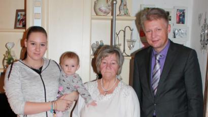 Bild: lk
Die Jubilarin mit Gratulanten von links:	Enkelin Vanessa Götz mit Tochter und Urenkelin Kinberby Kaltenecker, 		die Jubilarin Ingrid Götz und 1. Bürgermeister Lothar Müller.