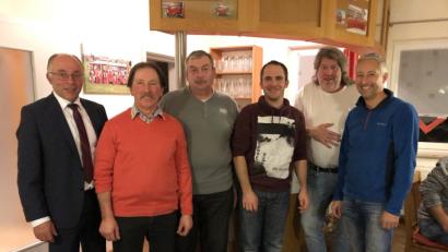 Bild: do
Mit Sebastian Müller (3. v.re) und Johannes Schinner (4.v.re.) hat der Wasser- und Bodenverband Speinshart-Seitenthal ein neues Führungsduo. Geschäftsführer bleibt Stefan Schedl (re). Nach langjähriger Tätigkeit an der Verbandsspitze verabschiedete Bürgermeister Albert Nickl Vorstand Alfons Höllerl und 2. Vorstand Hans Trassl (von links).