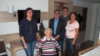 Bild: gz
Bürgermeister Reiner Gäbl überbringt Berta Demleitner im Beisein von Maria Klug, Christoph und Ilona Demleitner (v.r.) die Weihnachts- und Neujahrsgrüße der Gemeinde.