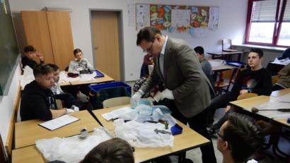 Bild: exb
Tobias Hammerl vom Abensberger Stadtmuseum packt vorsichtig einige Stücke aus.