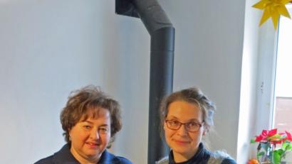 Bild: exb (Susanne Lehner)
Die zertifizierten Kräuterführerinnen Cornelia Stahl (links) und Susanne Lehner (rechts) mit traditionellen Räucherpflanzen für die Rauhnacht am Freitag, 4. Januar in Tirschenreuth.