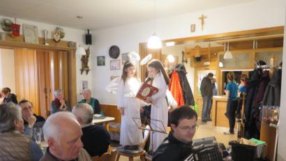 Bild: jzk
Alle freuen sich über den Auftritt von Lina Schwarzbauer und Sophia Sporrer (von links) als Weihnachtsengel.