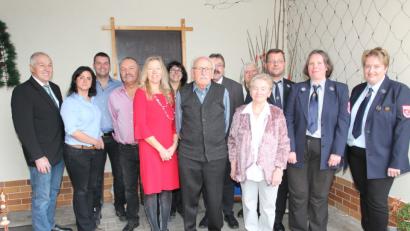 Bild: pi
Franz Seidl (Mitte) genießt die Feier zum 80. Geburtstag.