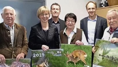 Bild: exb
Die neuen Schulkalender präsentierten (von links) Franz Erras (Bayerischer Jagdverband), Beatrix Hilburger (Fachliche Leitung Schulamt), Gerald Haas (Schulrat), Lore Kaiser (Bayerischer Jagdverband), Stephan Tischer (Schulrat) und Gerhard Doerfler (Fischereiverein Amberg).