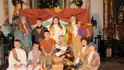 Bild: bjo
Kinder und Jugendliche zeigen auf der Bühne vor dem Altar das Krippenspiel „Das Hirtenlied“.